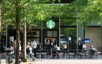 Starbucks deja atrĂĄs el modelo âsolo para llevarâ y vuelve a sus raĂces